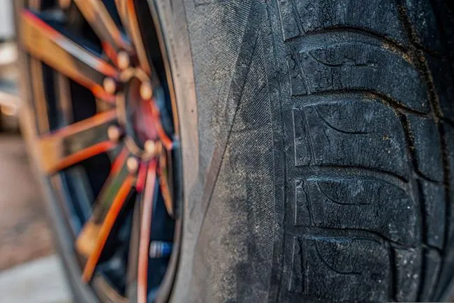 sparciała opona, pęknięcia na oponie, uszkodzenia opony