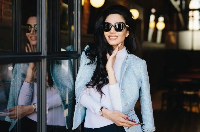 niebieski żakiet stylizacje z różnymi kolorami