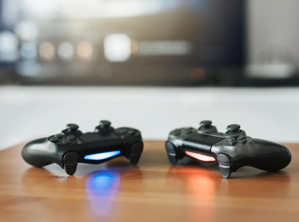 Porównanie konsol PS4 Slim Pro i Xbox Series S obok siebie