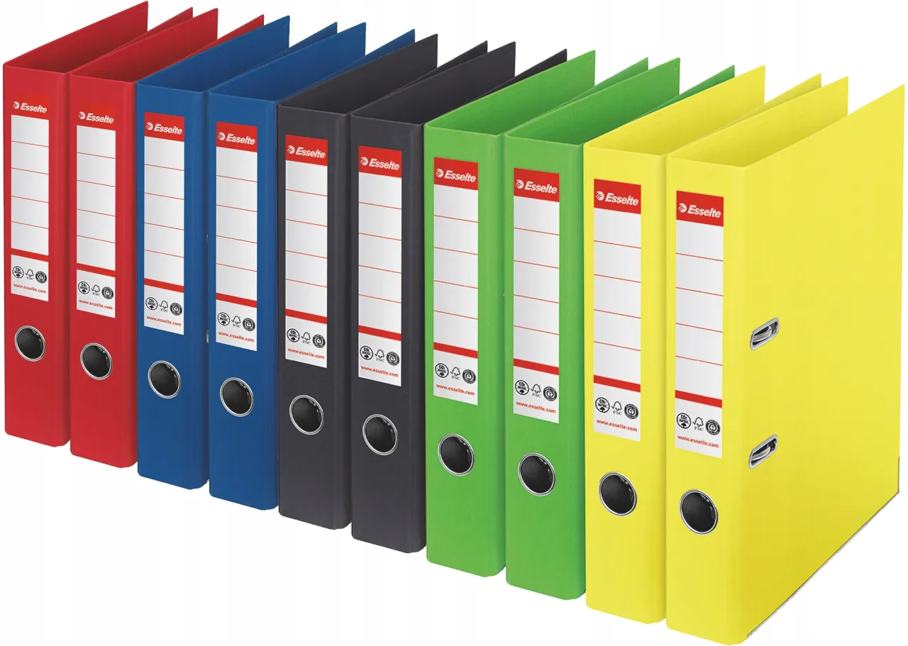 r&oacute;żne segregatory biurowe, kartony i koszulki na zdjęcia