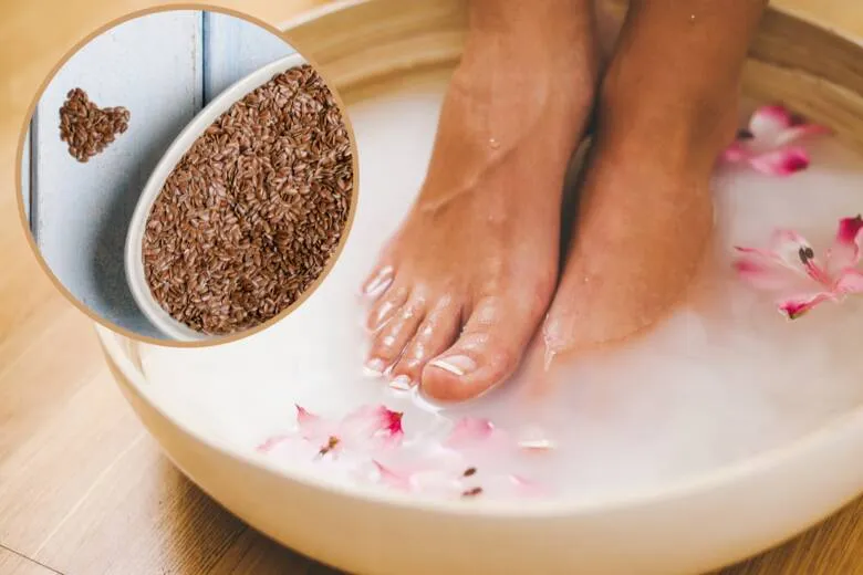 kąpiel zmiękczająca stopy seniora