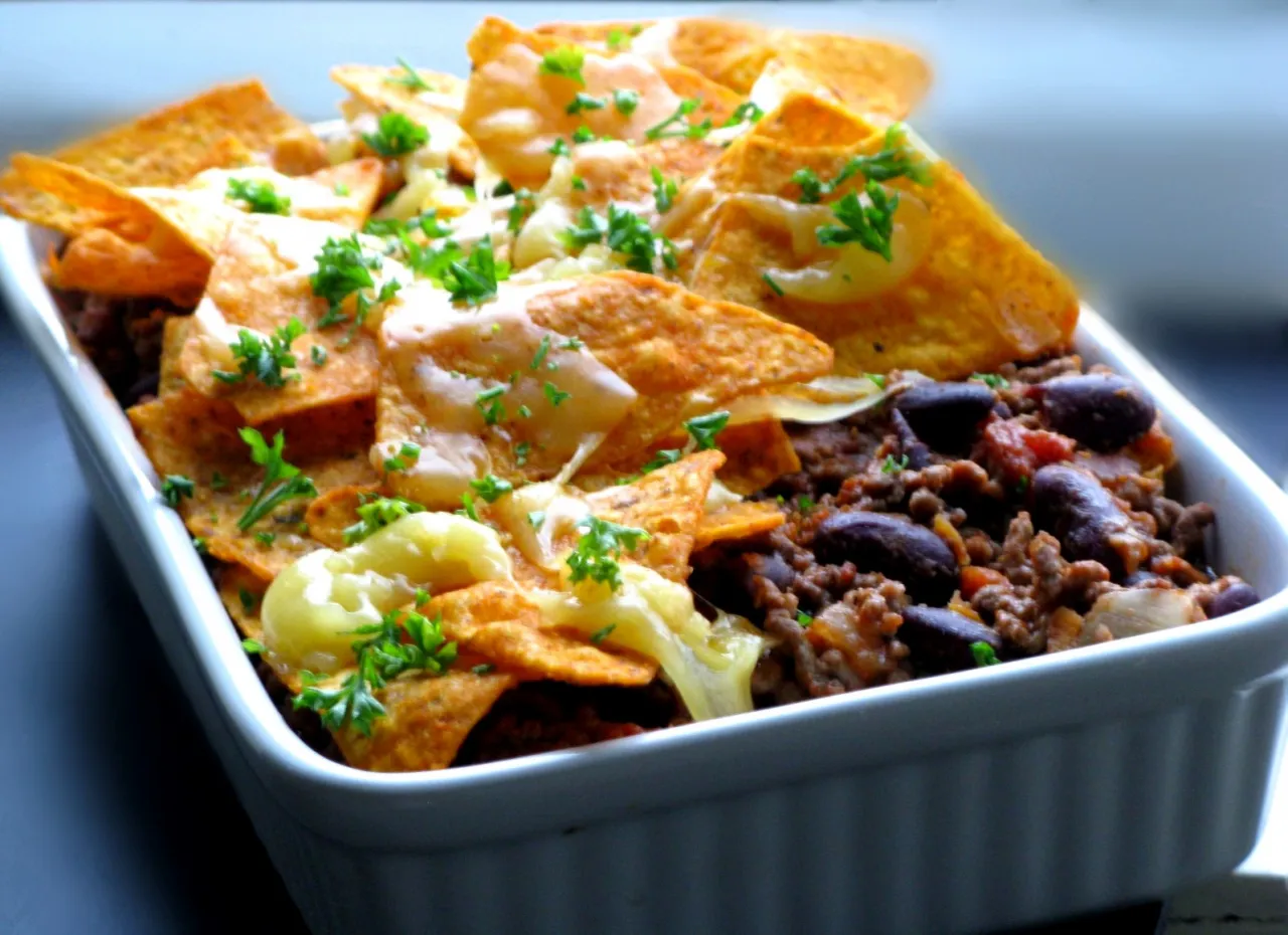 Zapiekanka z nachosami gotowa do podania
