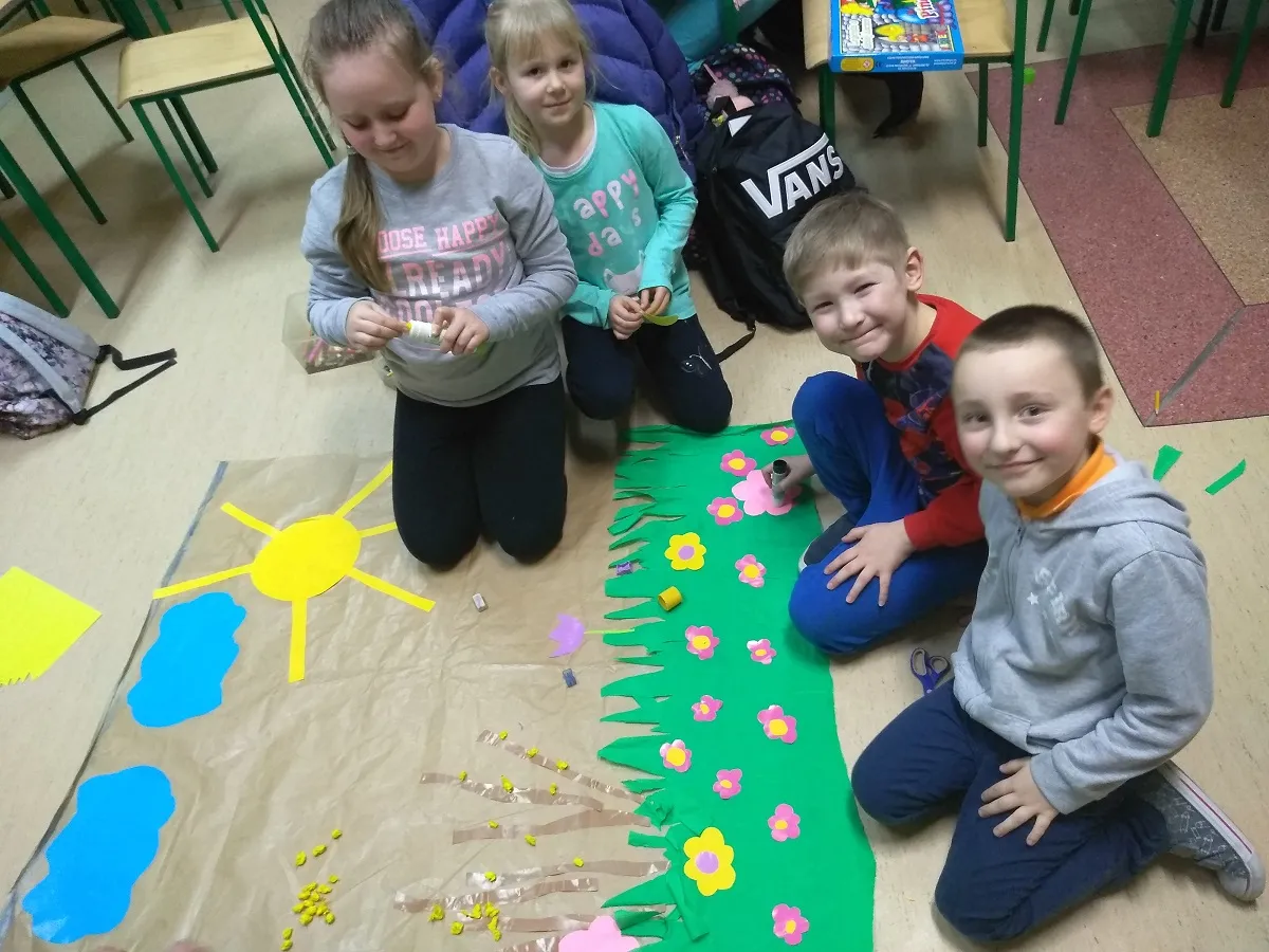 dzieci na świetlicy szkolnej zajęcia