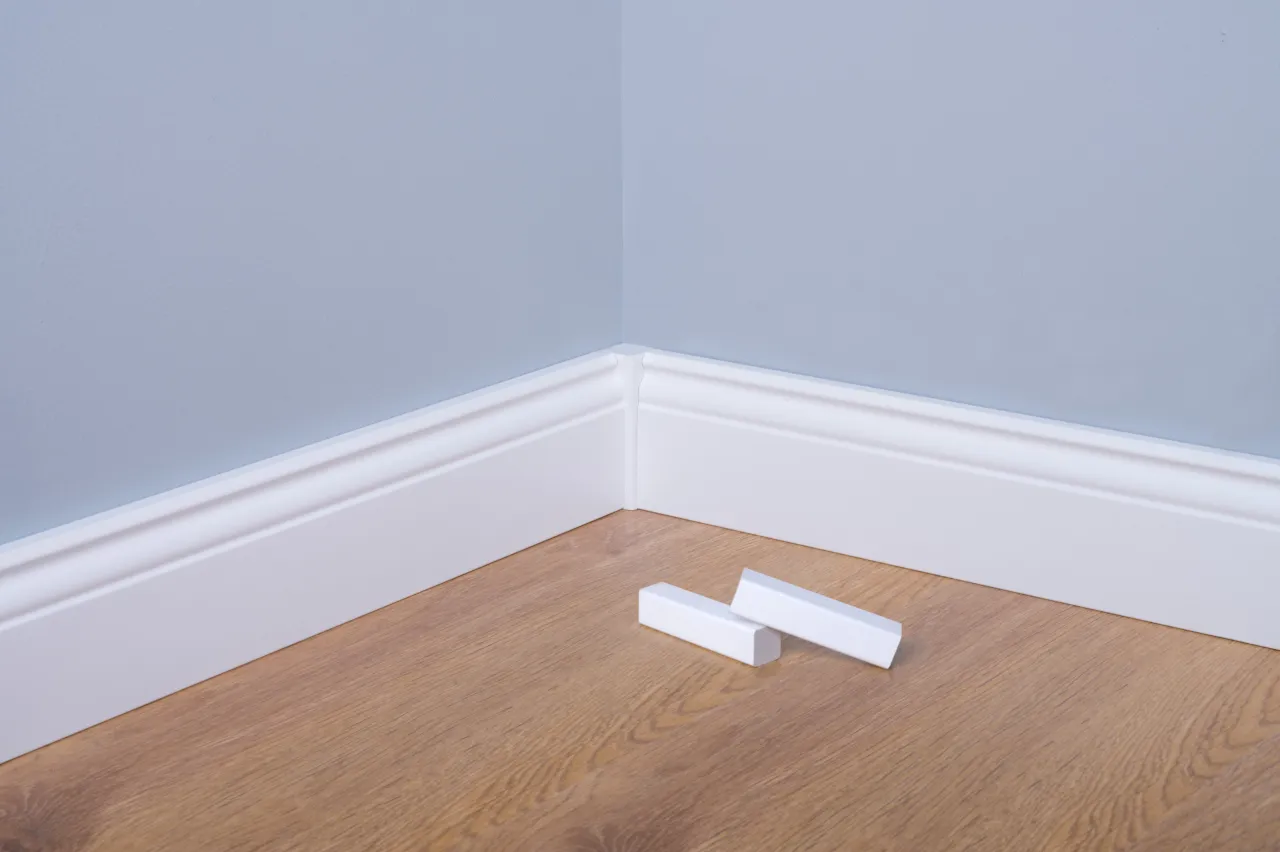 montaż listew przypodłogowych narożnik