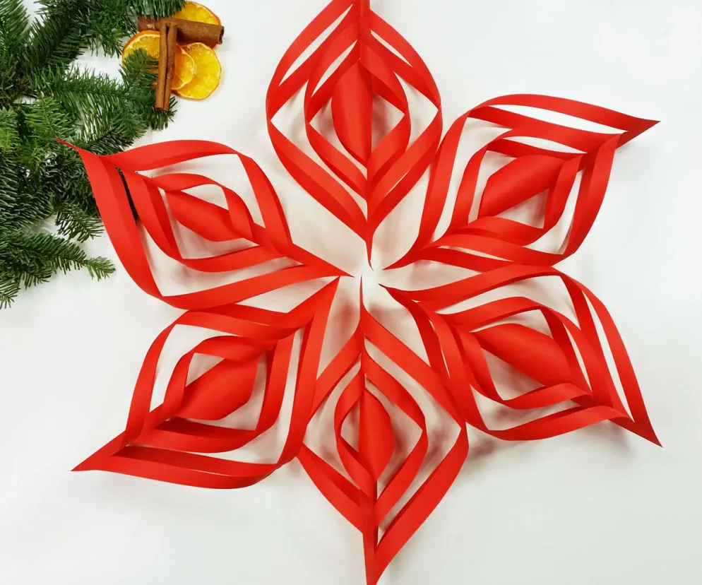 pięknie udekorowane świąteczne okno DIY z papierowymi gwiazdami