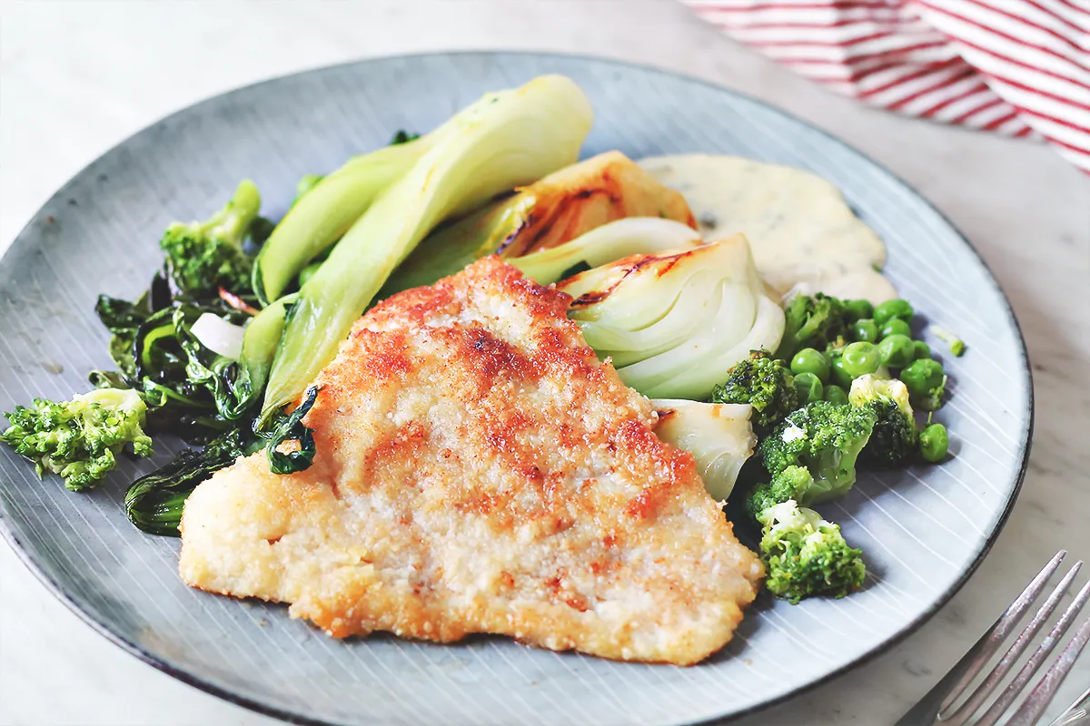 Smażona ryba w panierce z brokułami, groszkiem i pieczonym koprem włoskim. Pyszny obiad low carb.