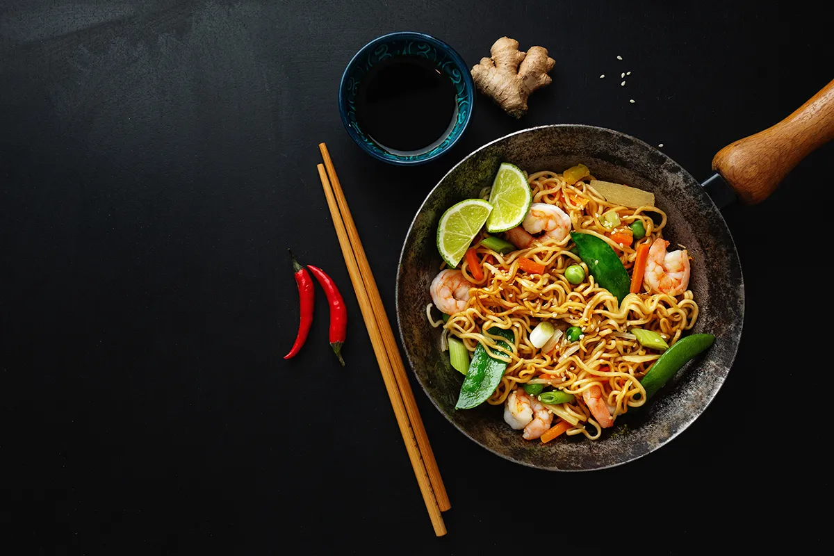 schnelle Asia-Pfanne mit Garnelen und Gem&uuml;se im Wok