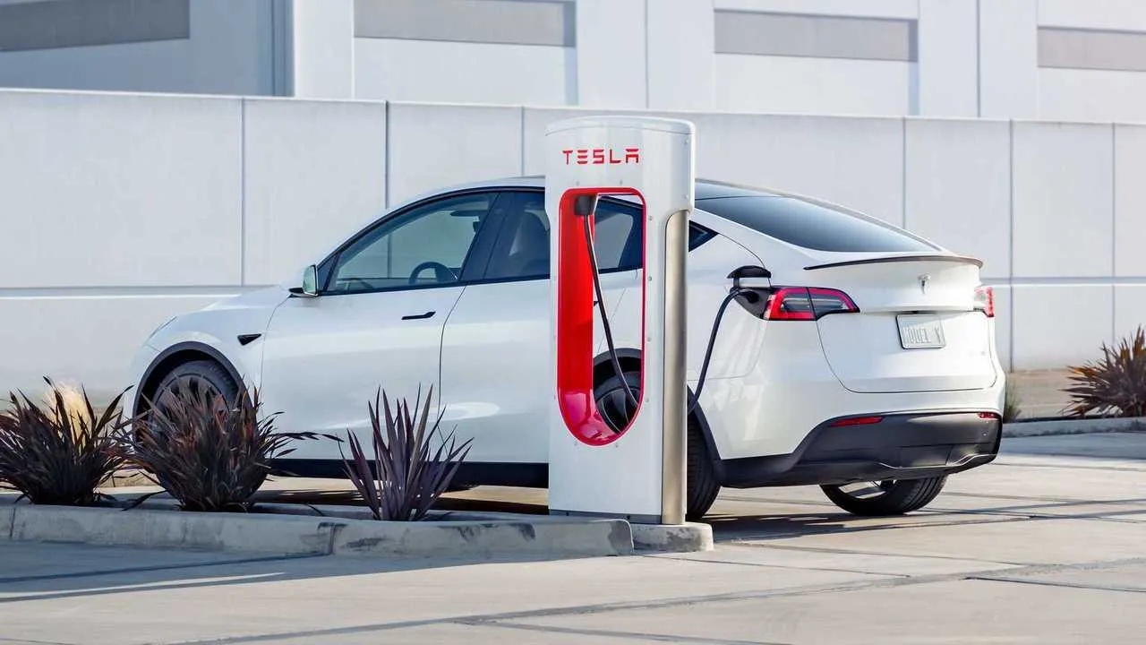 Tesla Model Y Ladeanschluss Supercharger