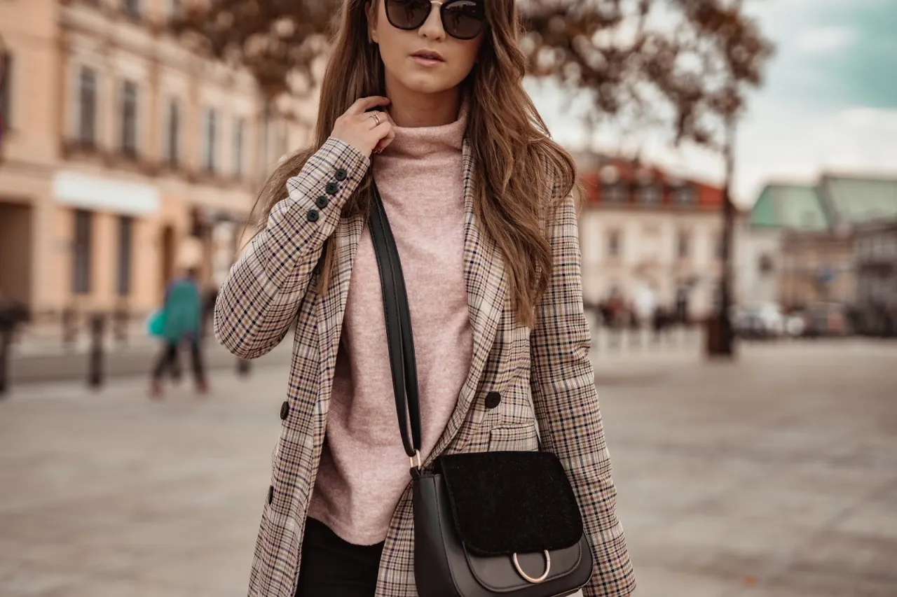 r&oacute;żne fasony czarnych spodni stylizacje bluzki