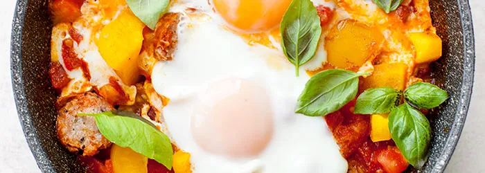 Szybki obiad z wędliną makaron szakszuka