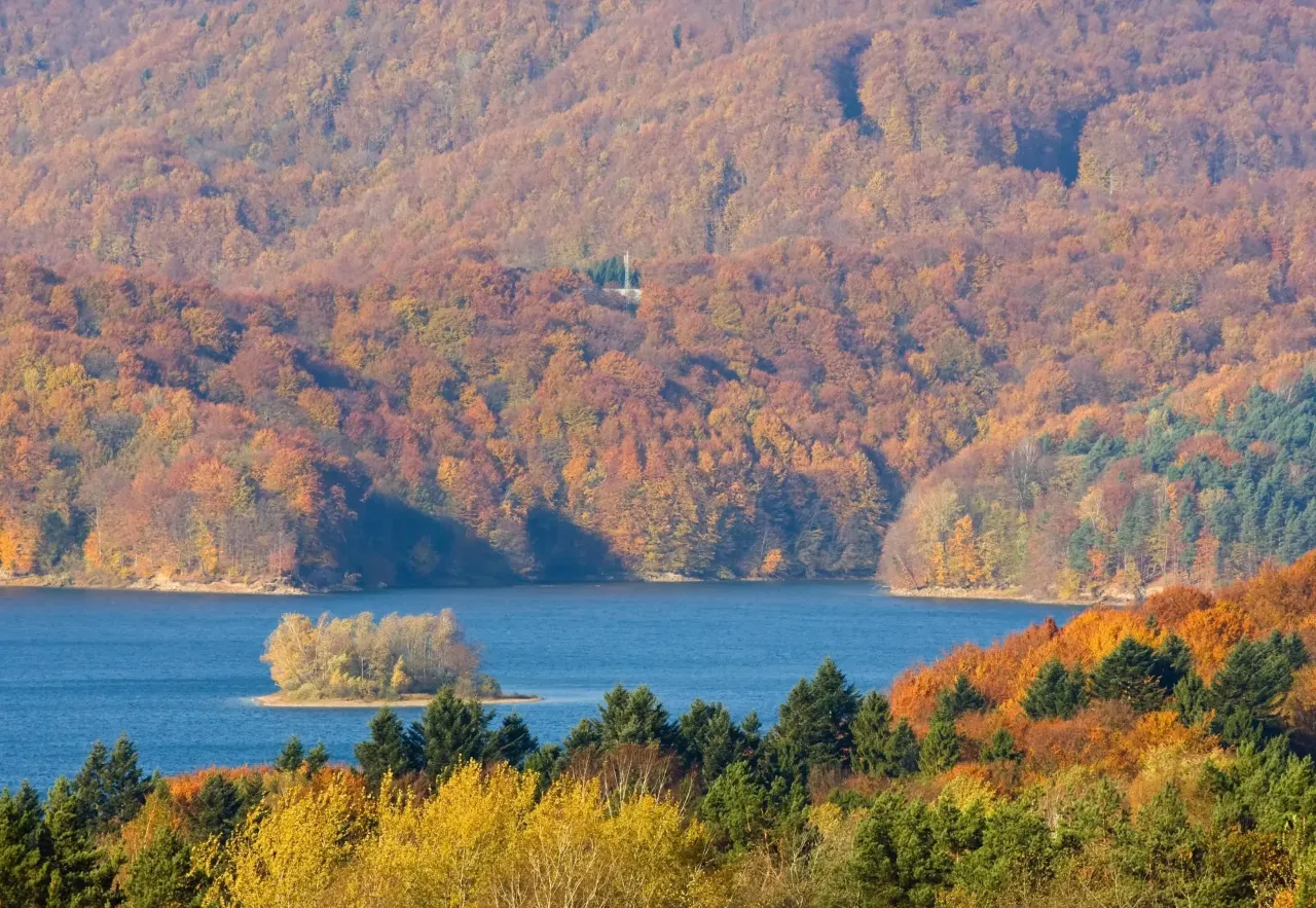Bieszczady jesienią jezioro Solina