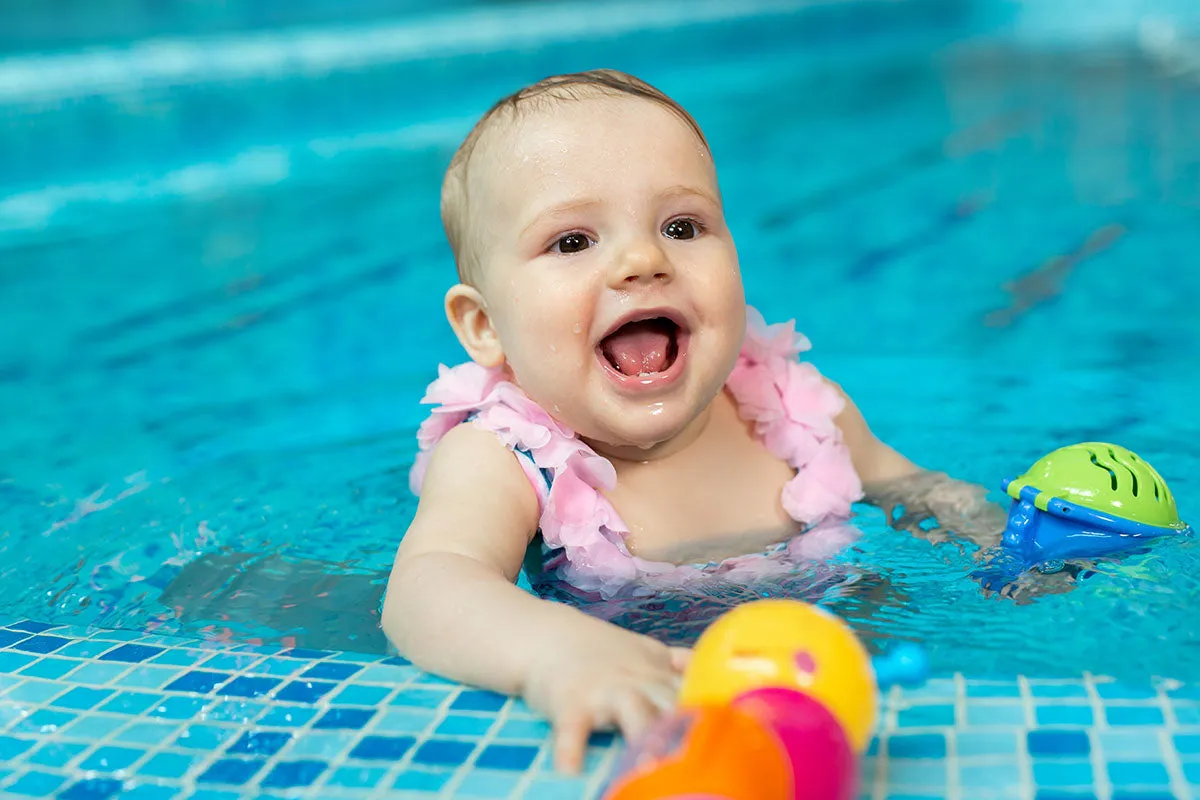 niemowlę w wodzie uśmiechnięte