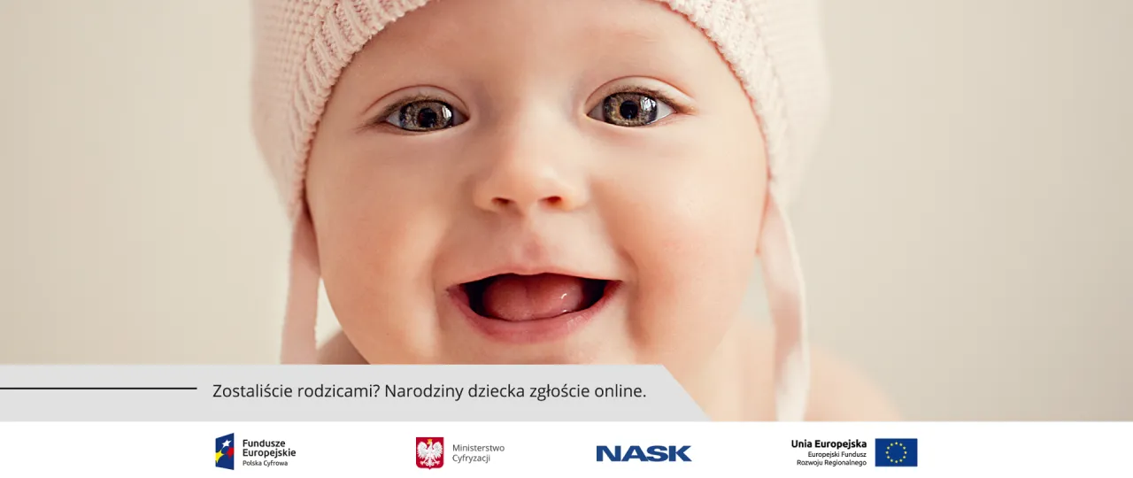 Uśmiechnięte dziecko w różowej czapeczce. Dowiedz się, jak przemeldować dziecko online, zgłaszając narodziny.