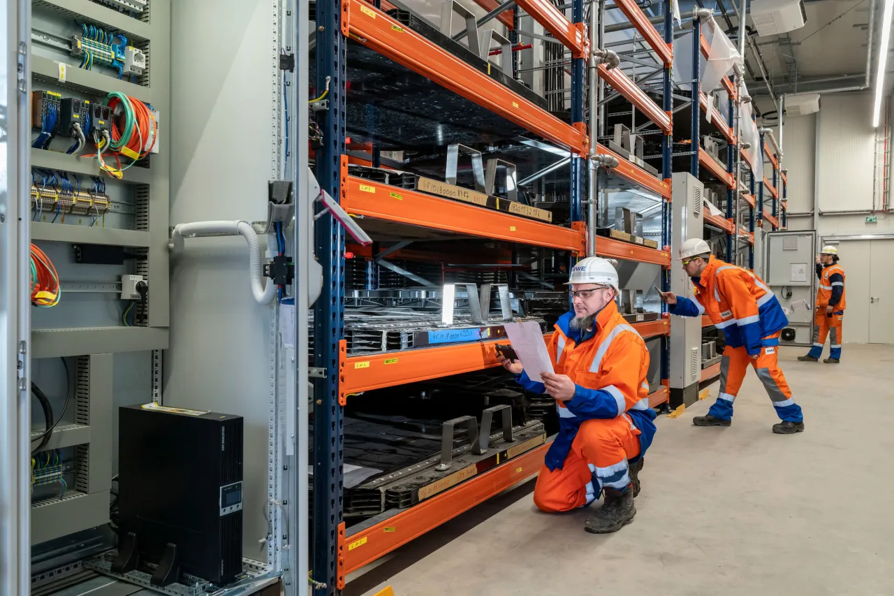 Zdjęcie Jak zrobić magazyn energii z akumulatorów samochodowych i zaoszczędzić?