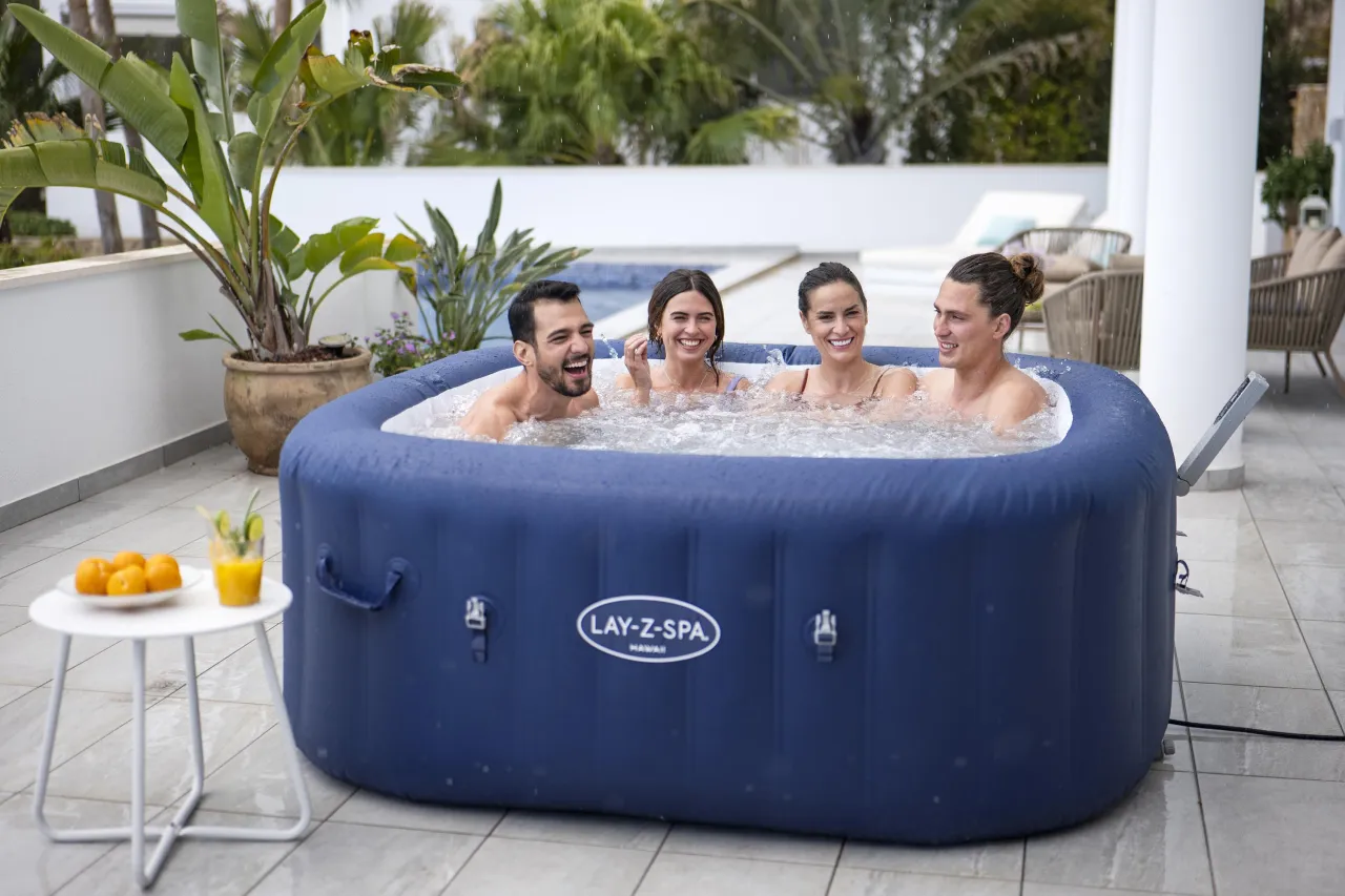 Bestway Lay-Z-Spa Hawaii na tarasie