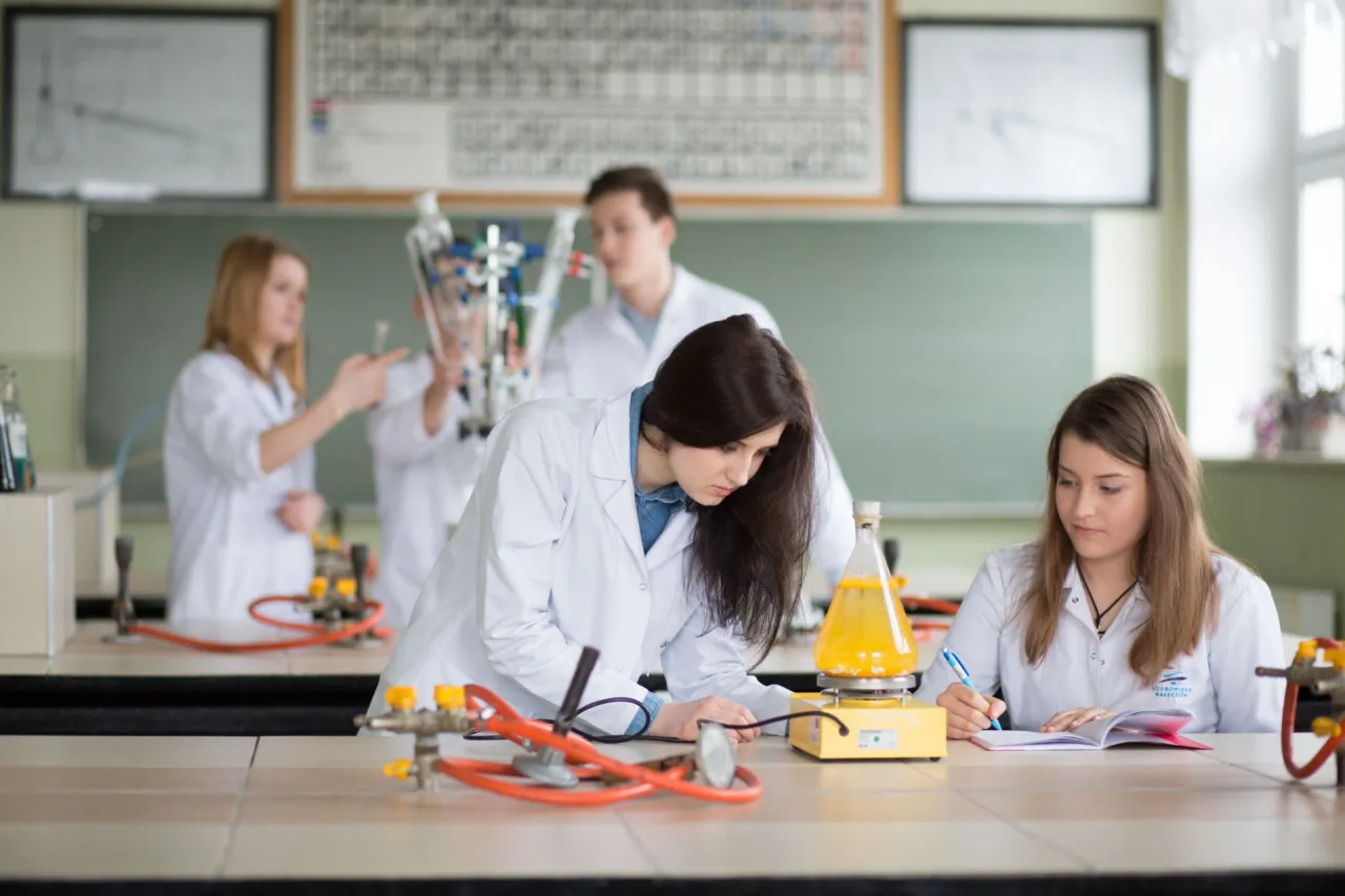 Uczeń technikum na zajęciach praktycznych lub w laboratorium