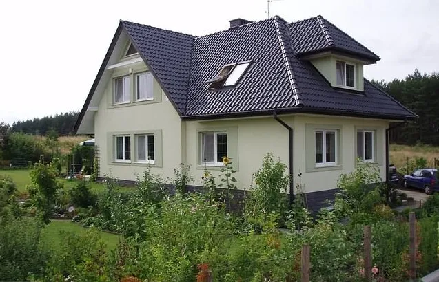 dom grafitowy dach białe okna ciemna zielona elewacja