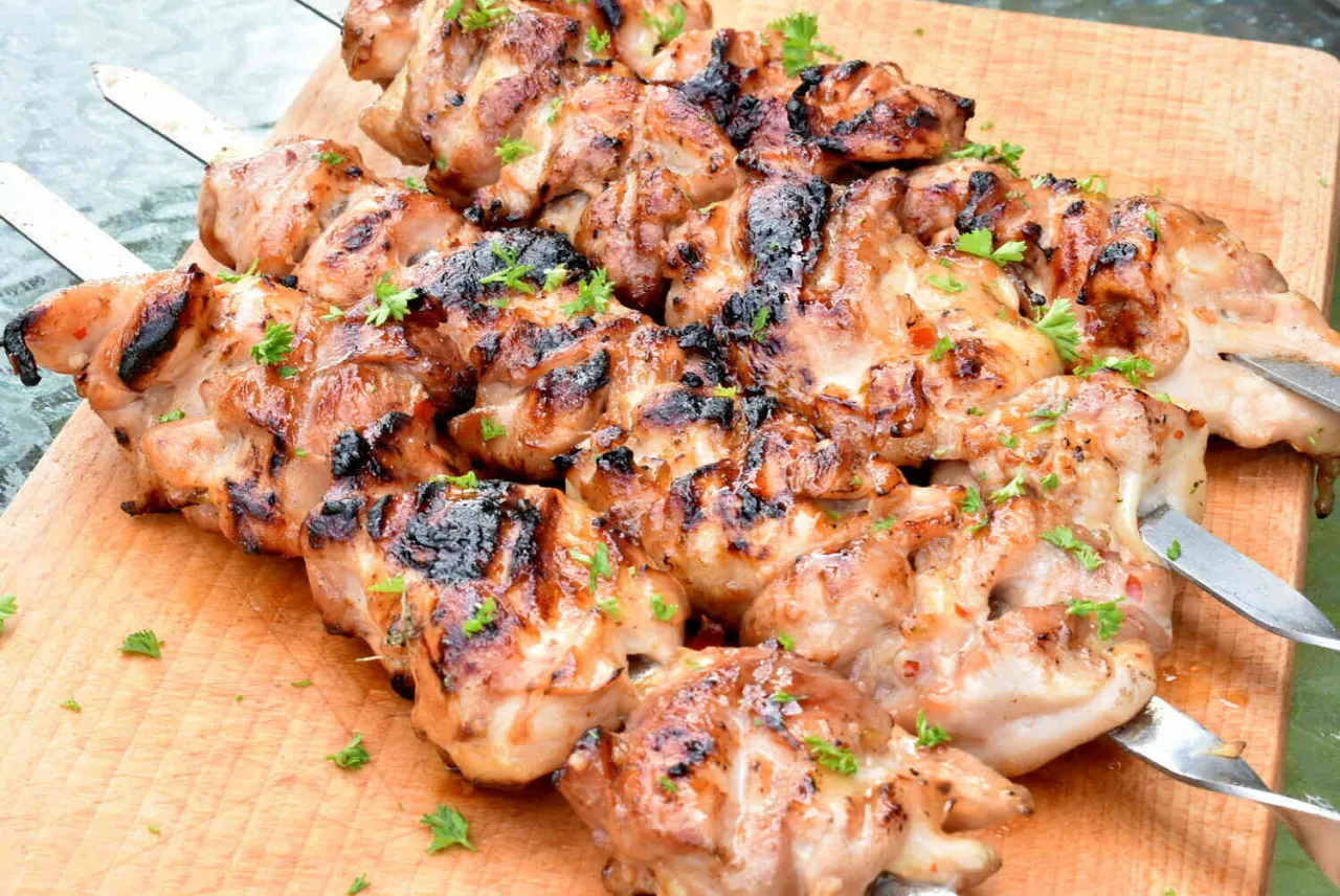 Soczyste szaszłyki z kurczaka, idealnie przypieczone, z ziołami. Marynata do kurczaka na szaszłyki sprawiła, że są pyszne.