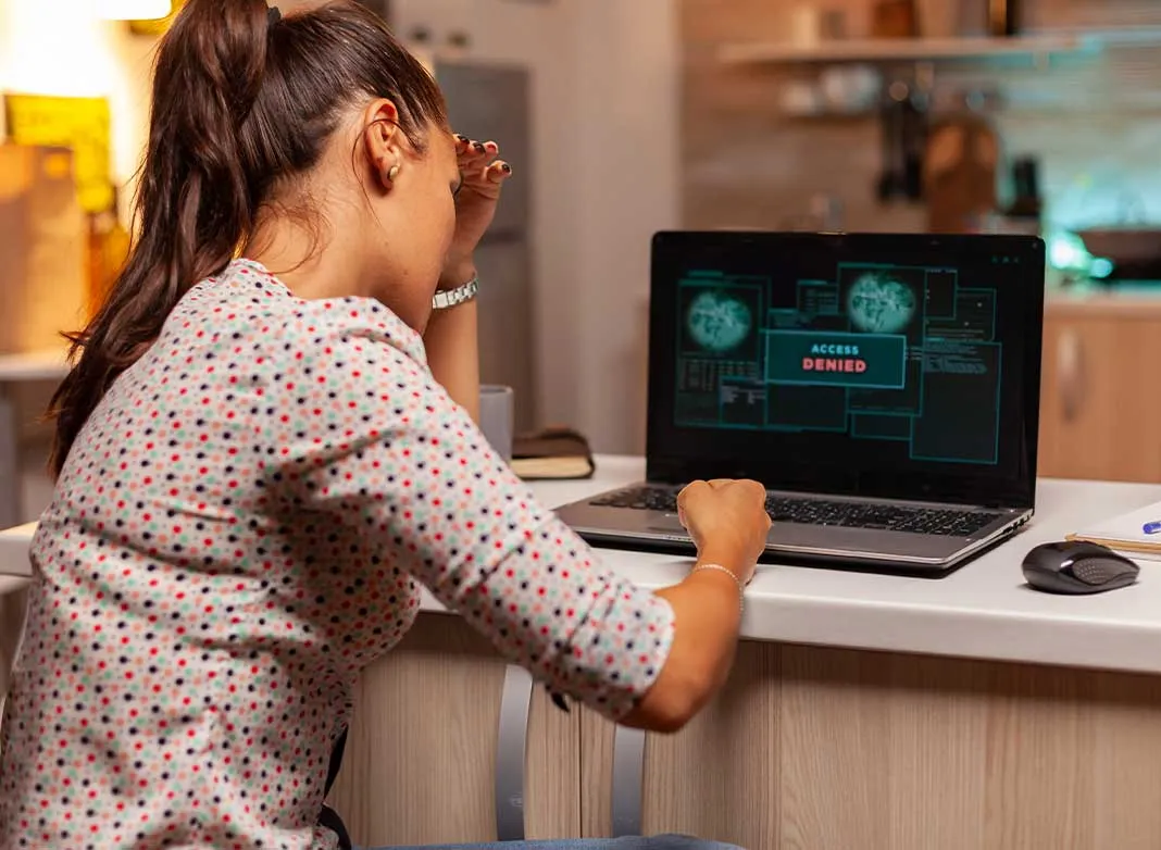 osoba spokojnie rozwiązująca problem komputerowy, odzyskiwanie konta