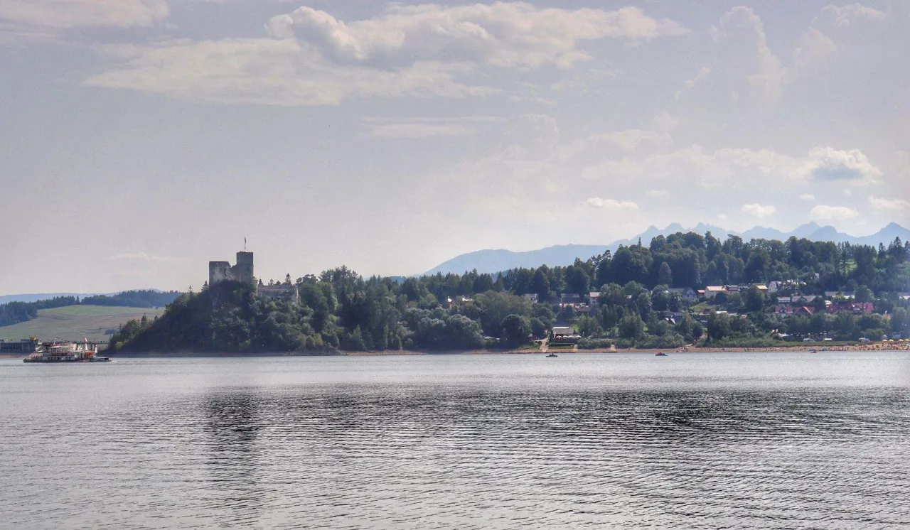 Jezioro Czorsztyńskie widok na zamki i Tatry
