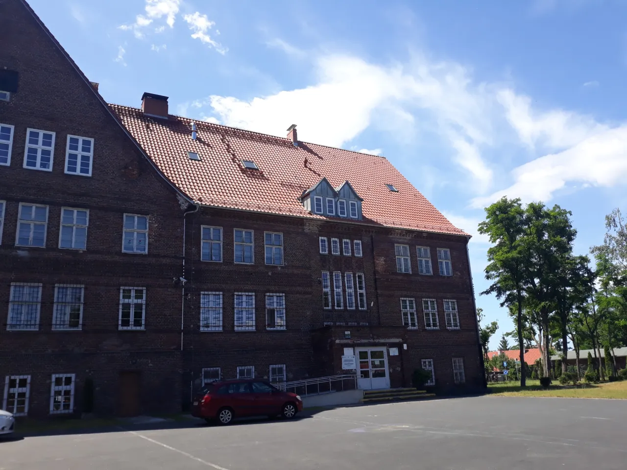 szkoła publiczna budynek