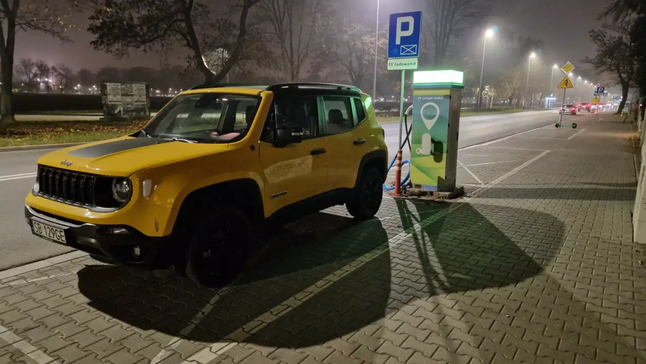 Jeep Renegade 4xe ładowanie, stacja ładowania