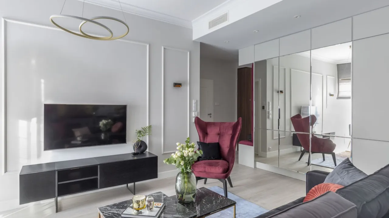 lustra w małym salonie optyczne powiększenie