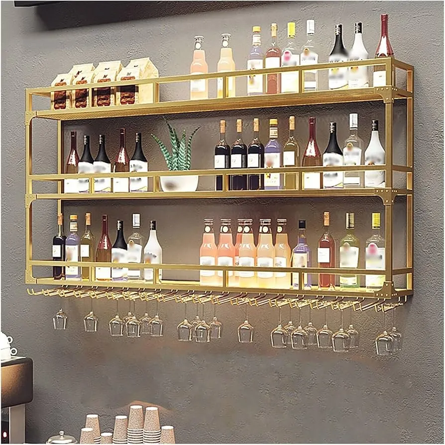 wnętrze hurtowni alkoholu z p&oacute;łkami pełnymi butelek