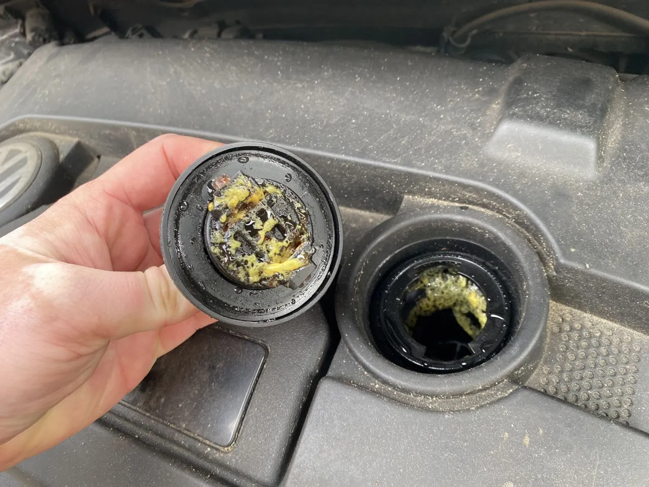 masło pod korkiem oleju silnikowego