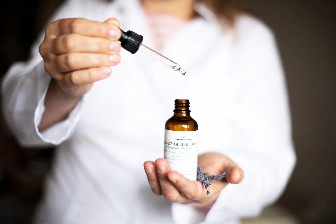 Składniki do olejku lawendowego: suszona lawenda, olej bazowy, słoik