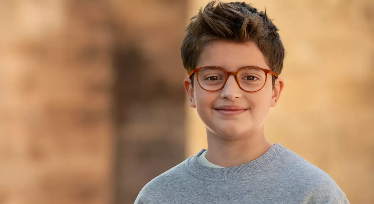 dziecko w okularach ortokorekcyjnych lub z kroplami atropiny