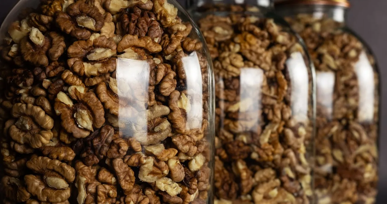 przygotowanie orzech&oacute;w włoskich do sprzedaży