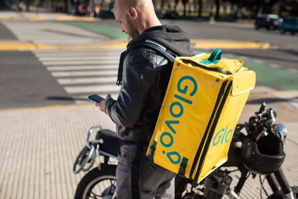 kurier glovo z plecakiem