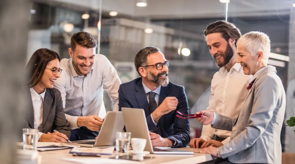 Zmotywowany zespół, ludzie współpracujący z pasją