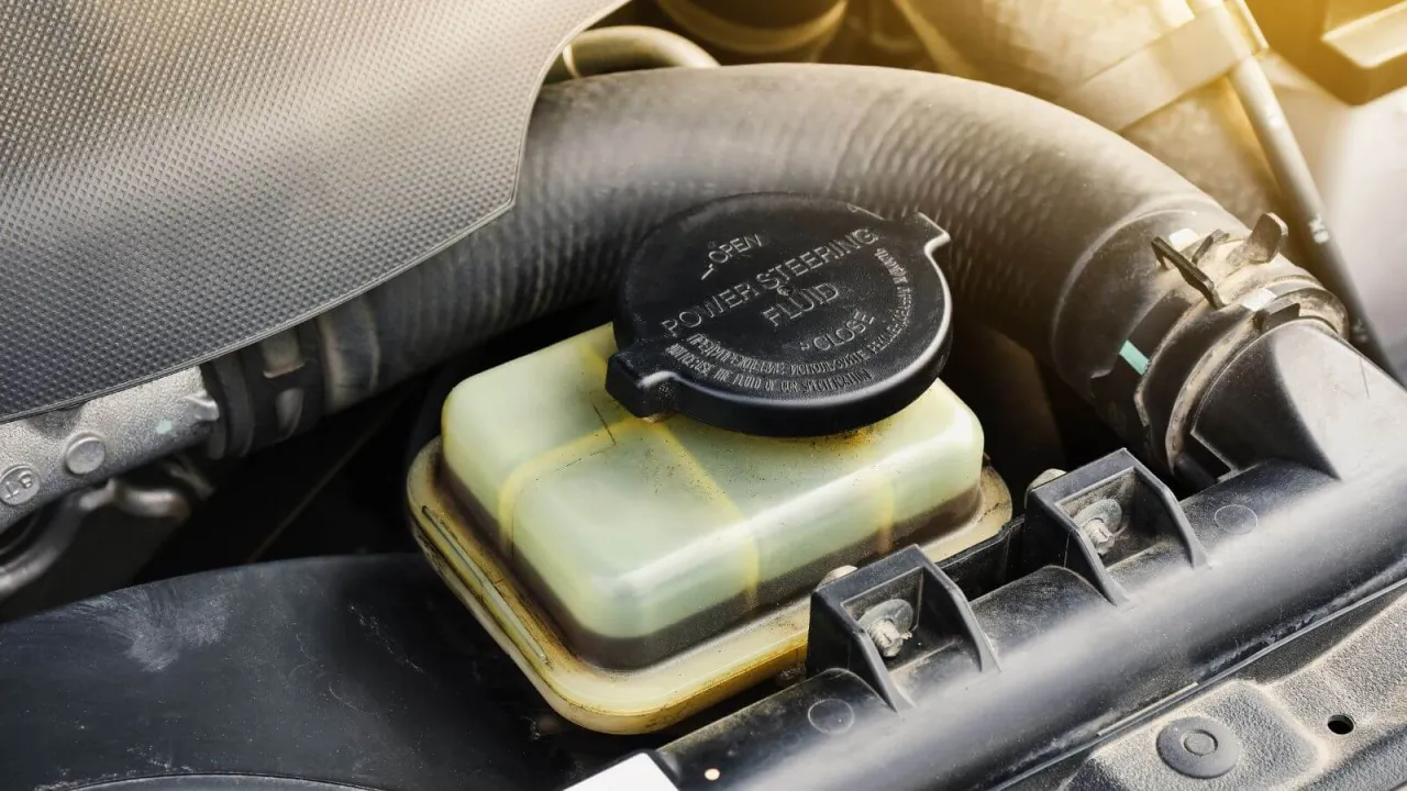 uszkodzona pompa wspomagania lub zużyta maglownica