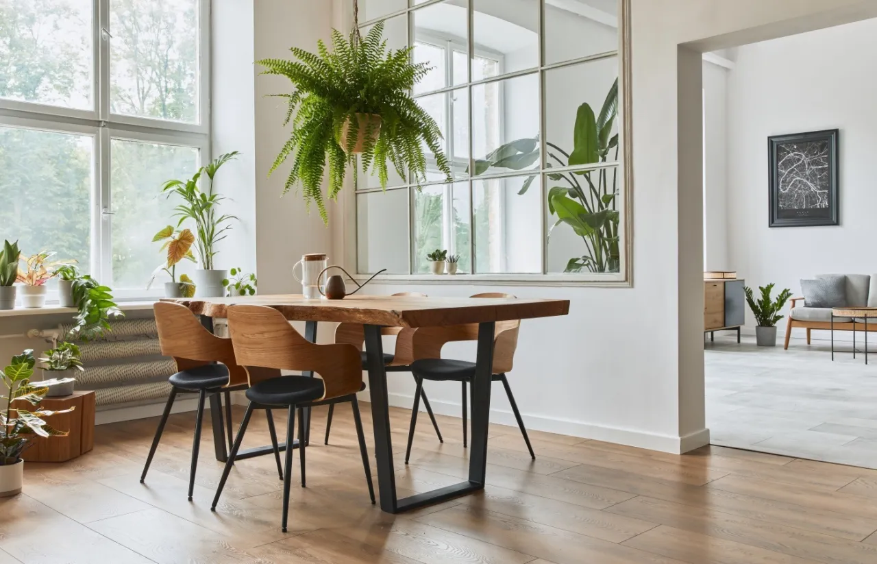 ergonomiczna jadalnia z odpowiednią przestrzenią między krzesłami
