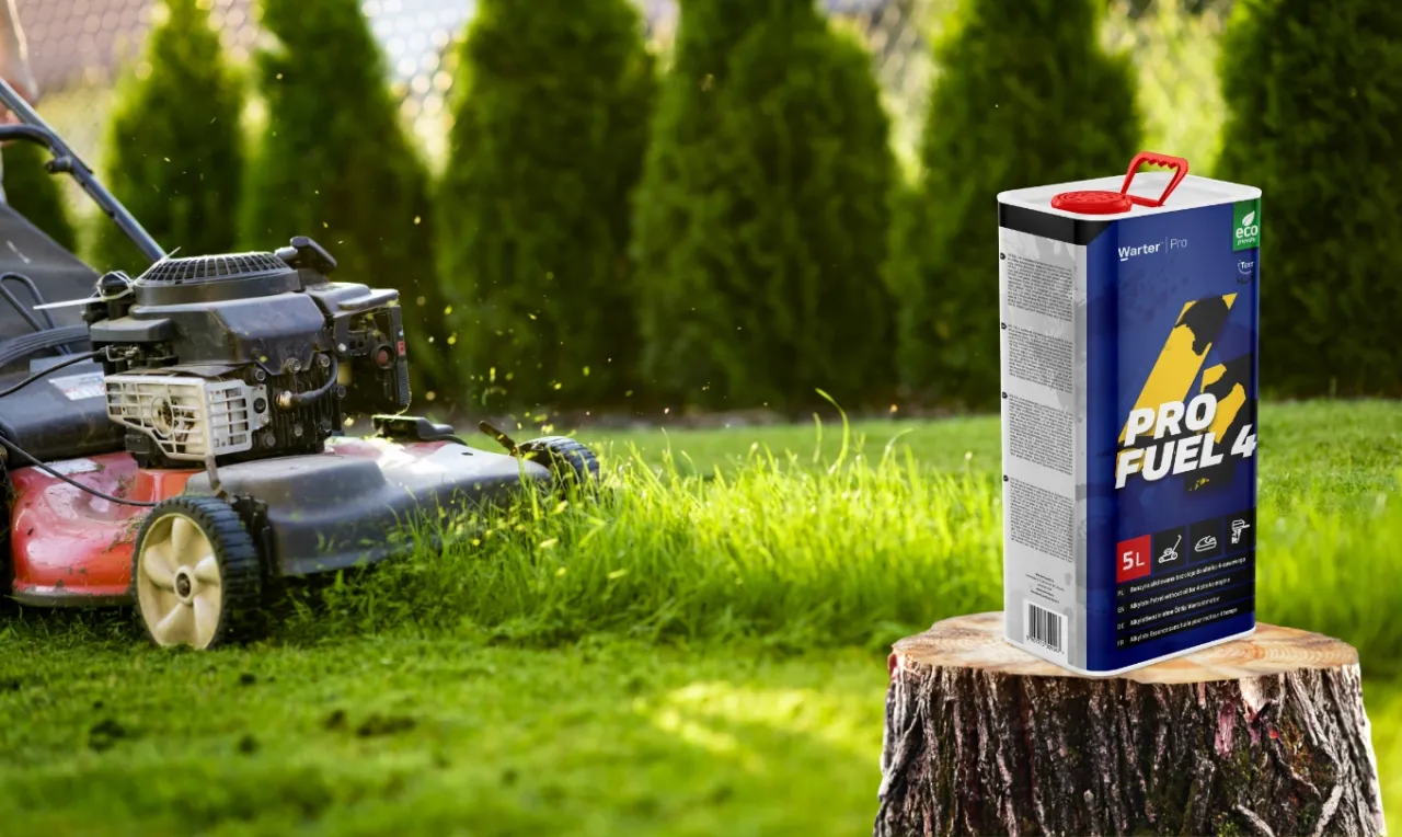 Kosiarka pracuje na trawniku, a obok stoi kanister z paliwem Pro Fuel 4. Zastanawiasz się, jakie paliwo do kosiarki będzie najlepsze?