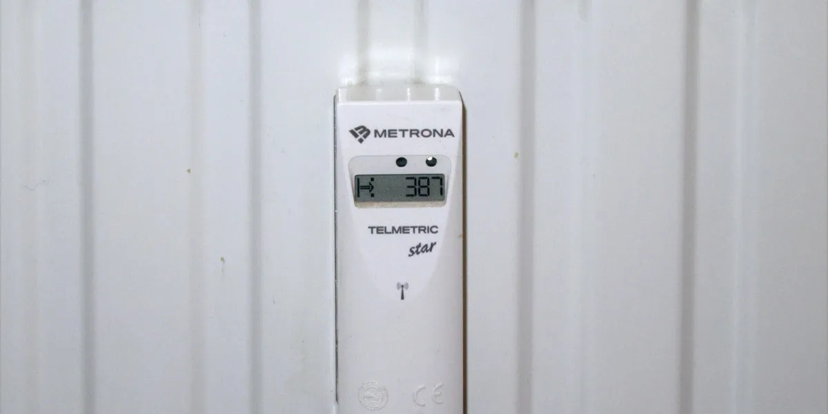 podzielnik ciepła na grzejniku w bloku