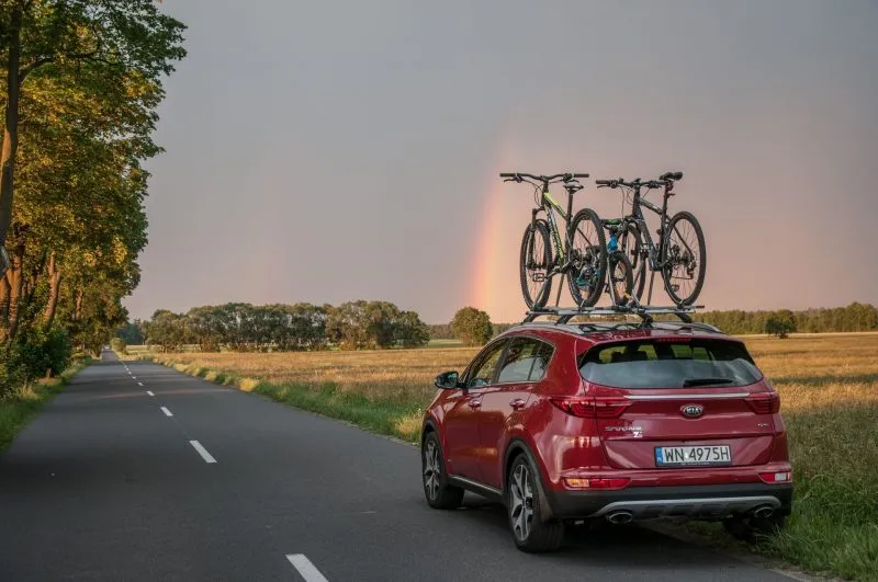 samochód z bagażnikiem dachowym na rowery