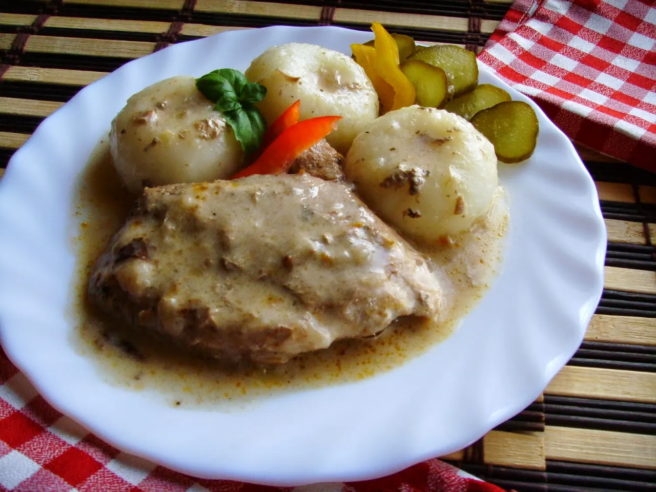 talerz z pieczoną łopatką wieprzową, gulaszem i kotletami mielonymi