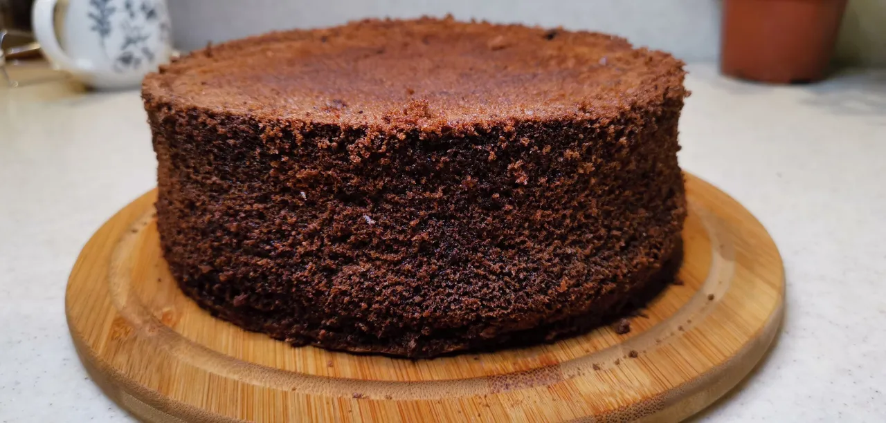 Opadnięty biszkopt czekoladowy vs idealny