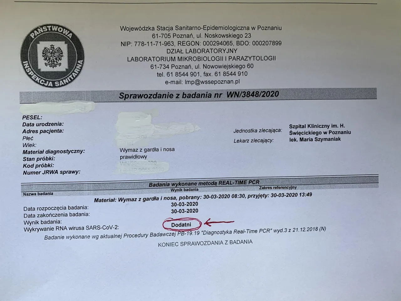 Osoba sprawdzająca wynik testu COVID na komputerze