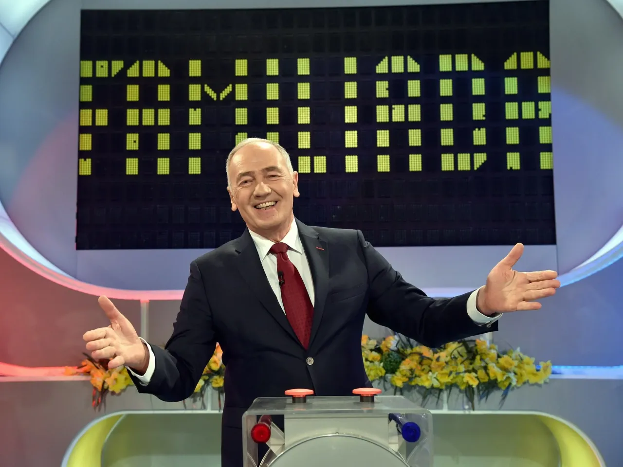 Uśmiechnięty prowadzący w garniturze, na ekranie litery. Co możemy rozwiązać w Familiadzie?