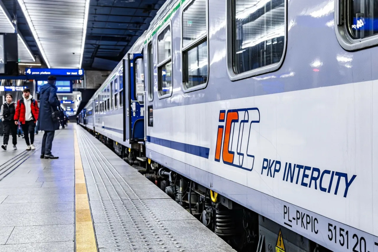 Pasażerowie czekają na peronie na pociąg PKP Intercity. Czy można kupić bilet w pociągu Intercity? Tak, często jest to możliwe, choć warto sprawdzić wcześniej.