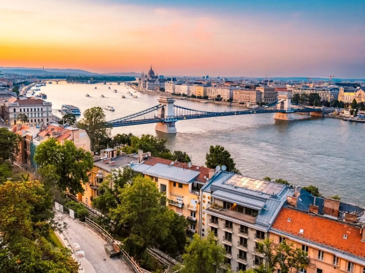 Budapeszt o zachodzie słońca, z Mostem Łańcuchowym i Parlamentem. Węgry najpiękniejsze miejsca.