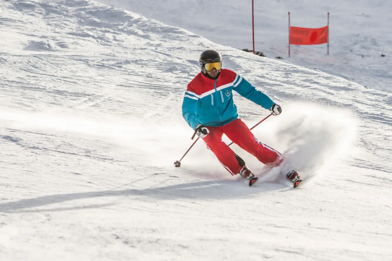 osoba dobierająca narty do wzrostu, narciarz z nartami