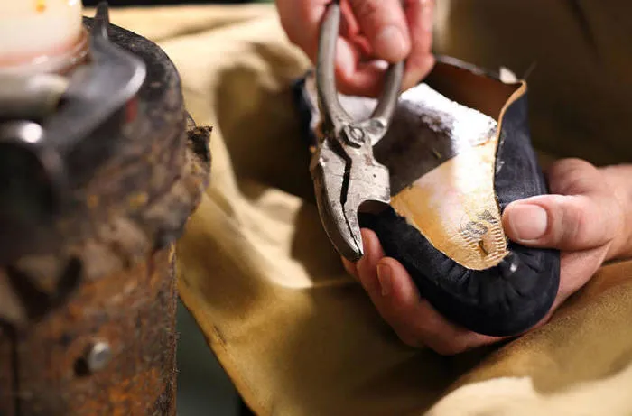 szewc naprawiający buty, profesjonalna wymiana obcas&oacute;w