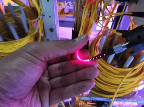 uszkodzony kabel światłowodowy zagięcie