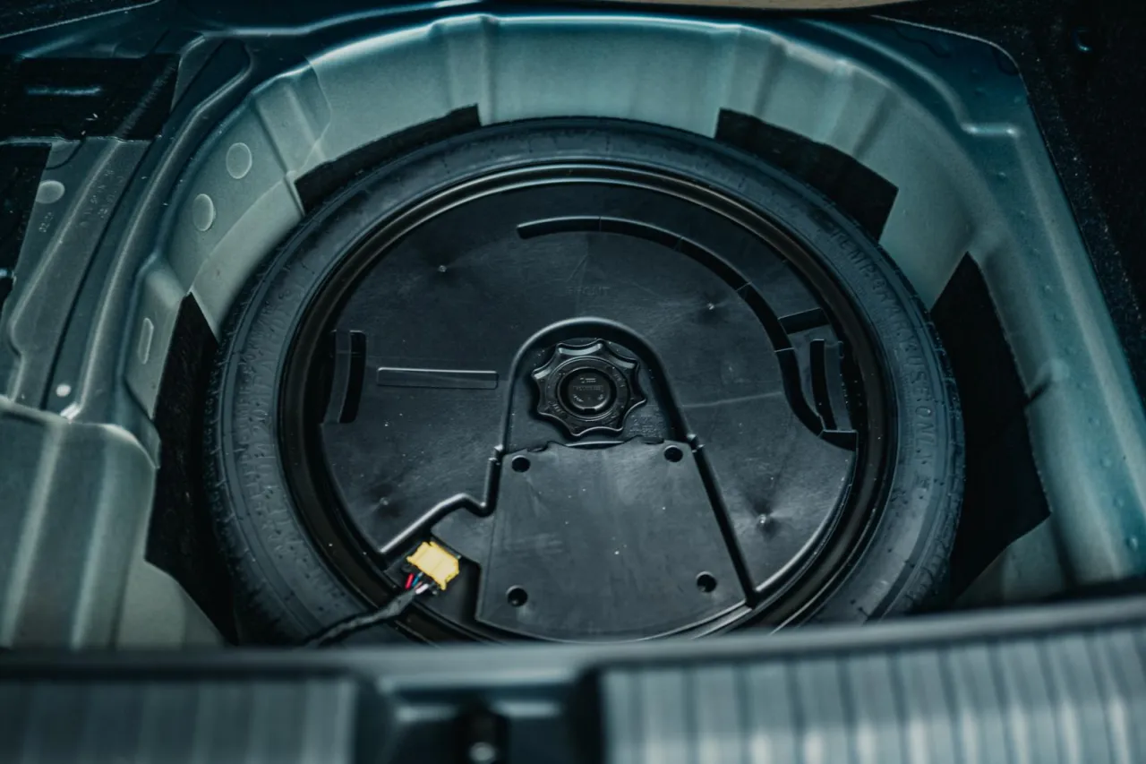 Koło zapasowe w bagażniku. Czy jest obowiązkowe? To zależy od przepis&oacute;w i wyposażenia auta.