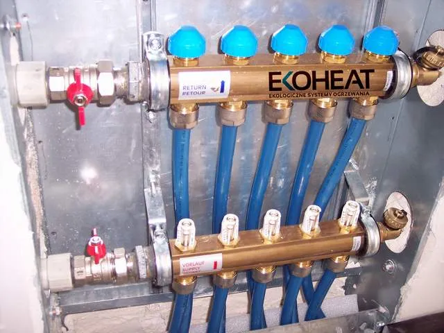 Rozdzielacz ogrzewania podłogowego podłączenie rur